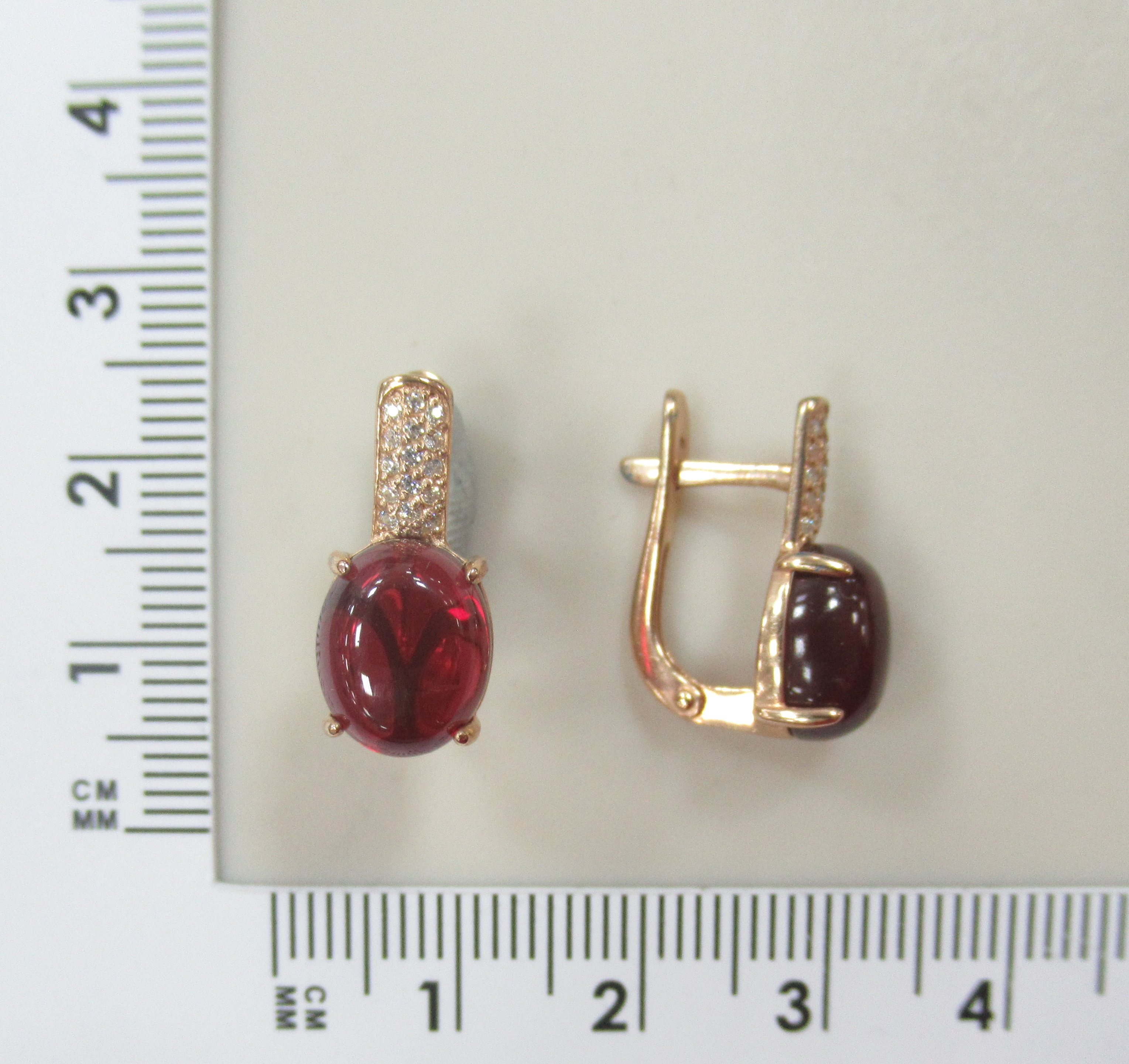 Серебряные серьги 925 пробы; вставки 2 Пл. Кварц цв. гранат, 30 Куб. Цирконий бесцв.;